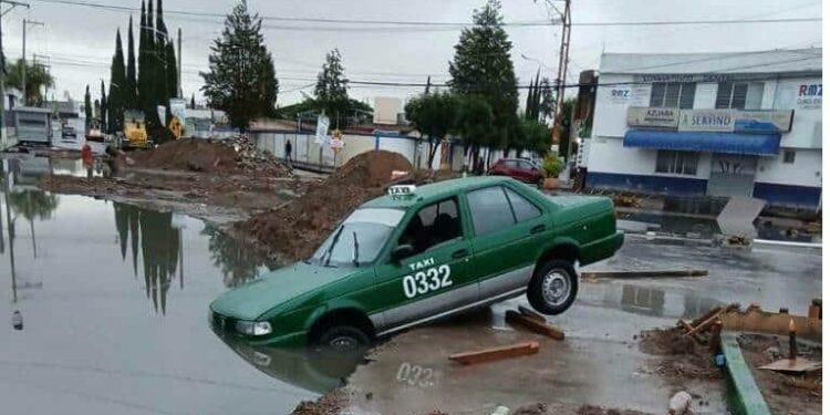 Cae taxista en hoyanco de obras del colector en Cactus
