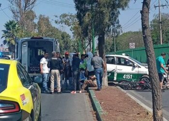 Motociclista lesionado tras choque contra un taxi frente al Tangamanga II