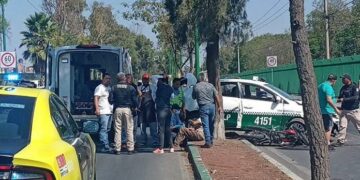 Motociclista lesionado tras choque contra un taxi frente al Tangamanga II