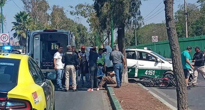 Motociclista lesionado tras choque contra un taxi frente al Tangamanga II