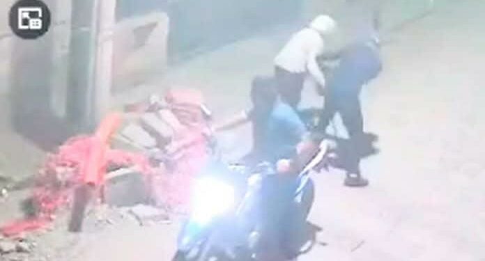 Violento asalto sufrió una adulta mayor en la calle Fernando Rosas