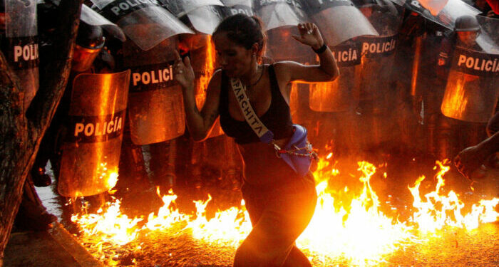 Suman 11 muertos en protestas de Venezuela