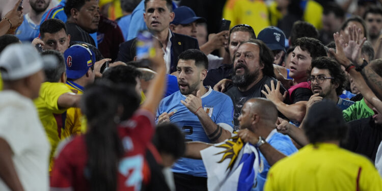 Batalla campal entre jugadores de Uruguay y aficionados colombianos en la Copa América