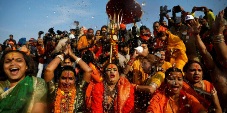 VIDEO: Mueren decenas de personas por estampida durante evento religioso en India