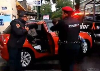 Rescatan a bebé que estaba a bordo de un auto robado en la CDMX