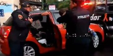 Rescatan a bebé que estaba a bordo de un auto robado en la CDMX