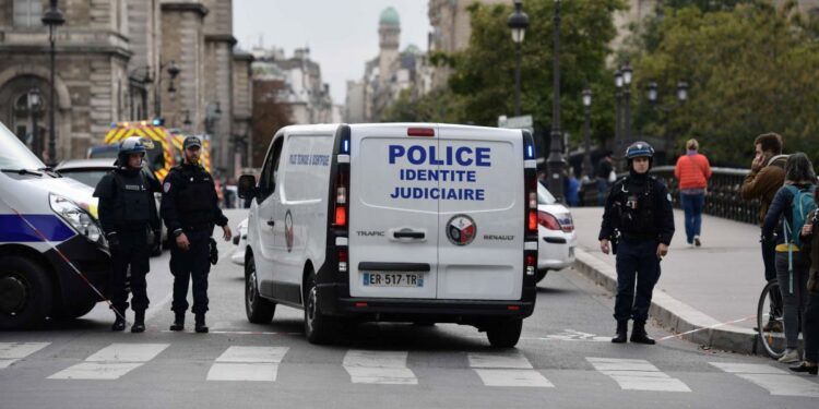 VIDEO: Policía herido en ataque con cuchillo, a unos días de los Juegos Olímpicos de París