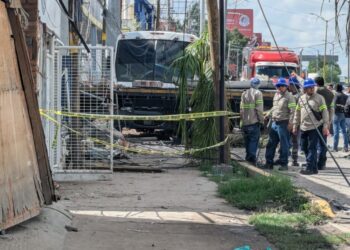 VIDEO: “Carreritas” entre tráiler y camión de personal terminó en fatal choque contra una vivienda en la 57