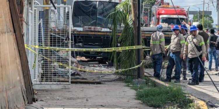 VIDEO: “Carreritas” entre tráiler y camión de personal terminó en fatal choque contra una vivienda en la 57