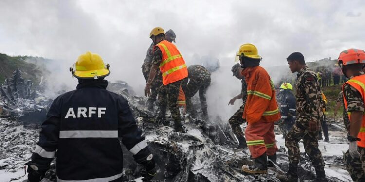 Dieciocho personas murieron en un accidente de avión en Nepal y sólo el piloto sobrevivió