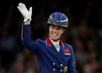 La tres veces medallista de oro olímpica, fue exhibida dándole latigazos en repetidas ocasiones a un caballo