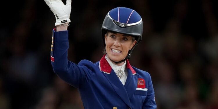 La tres veces medallista de oro olímpica, fue exhibida dándole latigazos en repetidas ocasiones a un caballo
