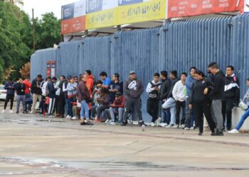 Atlético de San Luis vs América; aficionados esperan bajo la lluvia para comprar boletos