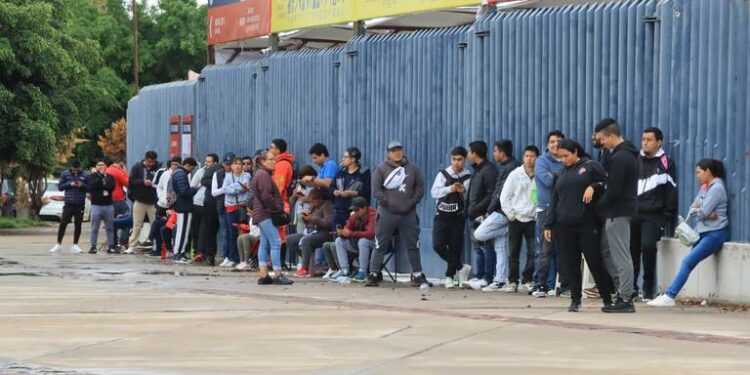 Atlético de San Luis vs América; aficionados esperan bajo la lluvia para comprar boletos