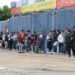 Atlético de San Luis vs América; aficionados esperan bajo la lluvia para comprar boletos