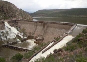 El desfogue de agua de la presa San José es una medida de prevención y no un desperdicio, dice el Interapas