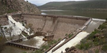 El desfogue de agua de la presa San José es una medida de prevención y no un desperdicio, dice el Interapas