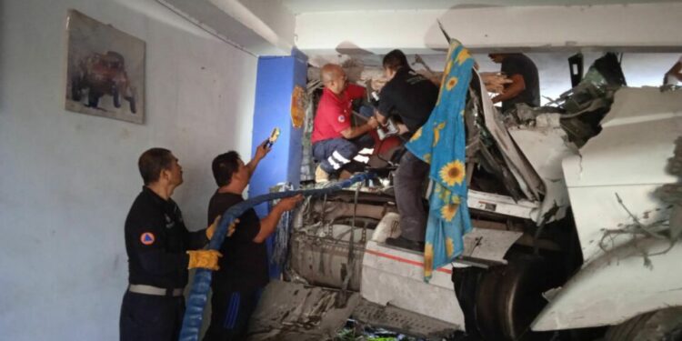No se reportaron muertes tras choque de tráiler en la Carretera 57