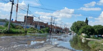 Canal de aguas negras se desborda en Las Terceras