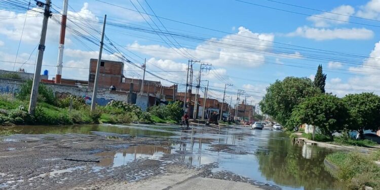 Canal de aguas negras se desborda en Las Terceras