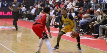 Con angustioso final y resultado de un punto de diferencia, los Santos ganaron el primer juego de la serie a los Diablos Rojos.