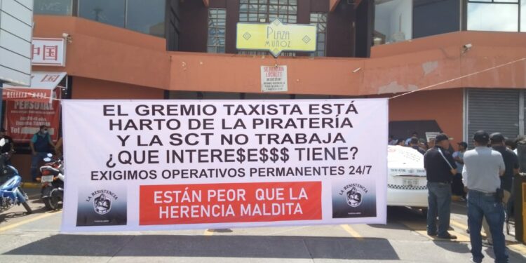 Taxistas bloquean Muñoz para exigir un alto a la piratería