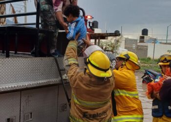 Niños quedan atrapados en guardería tras fuertes lluvias