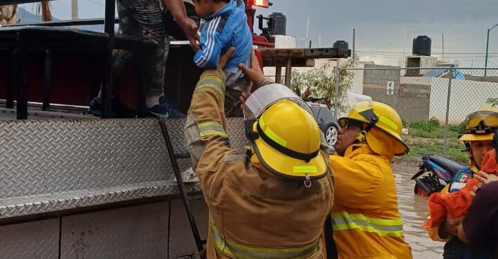 Niños quedan atrapados en guardería tras fuertes lluvias