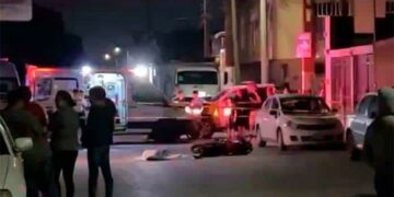 En Soledad, camión urbano arrolló a dos menores que viajaban en motocicleta, uno de ellos falleció