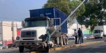 Estrellan camión en poste de alumbrado público en Periférico