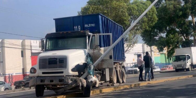 Estrellan camión en poste de alumbrado público en Periférico