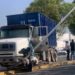 Estrellan camión en poste de alumbrado público en Periférico