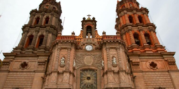 VIDEO: Persona daño pintura con más de 200 años de antigüedad en la Catedral Metropolitana