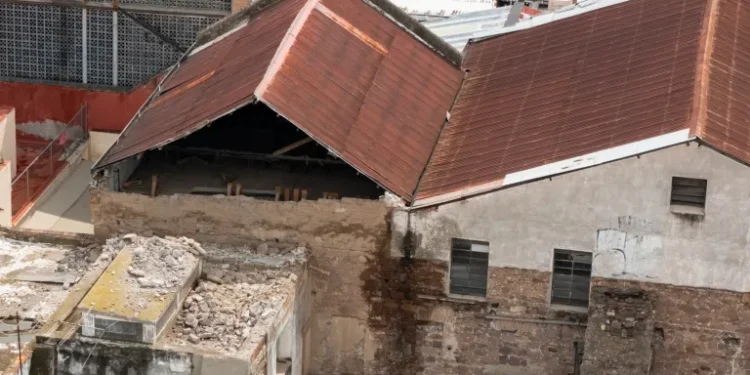 El Teatro Alarcón está colapsando; se derrumbó una barda.