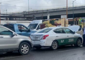 Dos choques por derrape la mañana de este martes