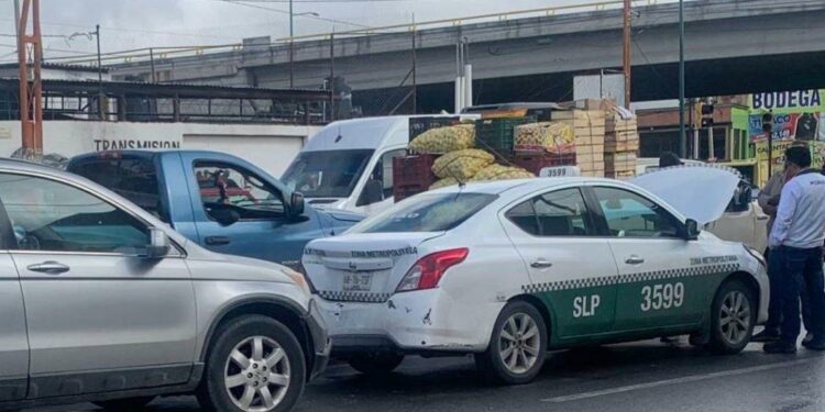 Dos choques por derrape la mañana de este martes