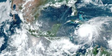 Esperan Beryl impacte México como huracán categoría 1