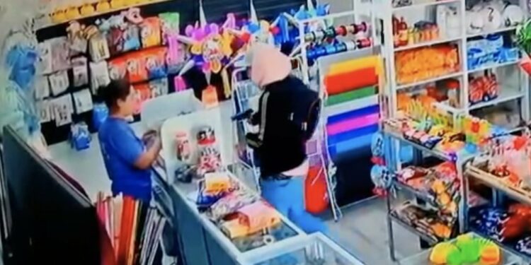 Ladrón armado roba dulcería en Av. 20 de Noviembre