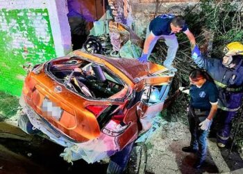 Después de robar una camioneta, ladrones mueren en choque volcadura en la carretera a Matehuala
