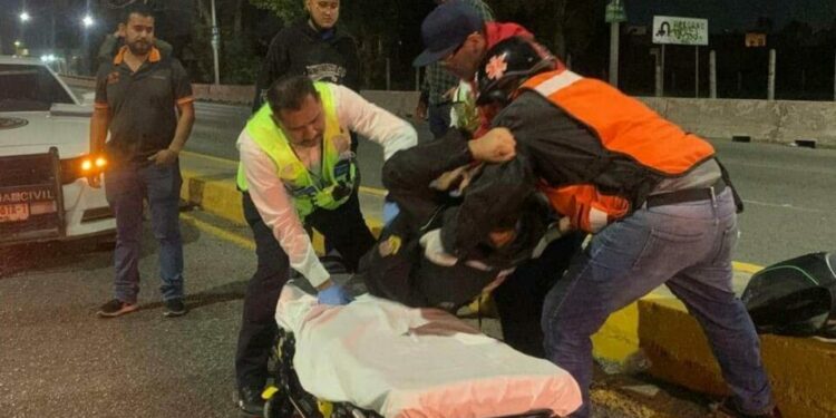 Motociclista resulta lesionado tras derrapar en carretera a Rioverde
