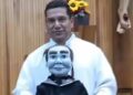 Sacerdote usa muñeco ‘diabólico’ ¡como su ayudante para dar misa!; desata polémica