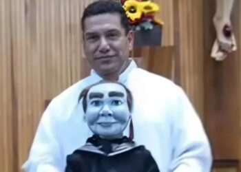 Sacerdote usa muñeco ‘diabólico’ ¡como su ayudante para dar misa!; desata polémica