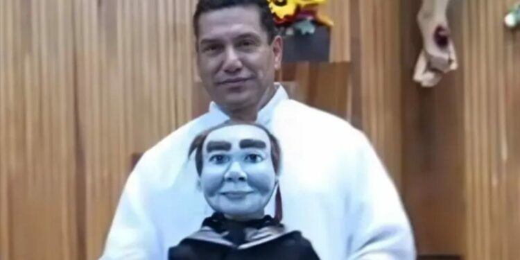 Sacerdote usa muñeco ‘diabólico’ ¡como su ayudante para dar misa!; desata polémica