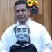 Sacerdote usa muñeco ‘diabólico’ ¡como su ayudante para dar misa!; desata polémica