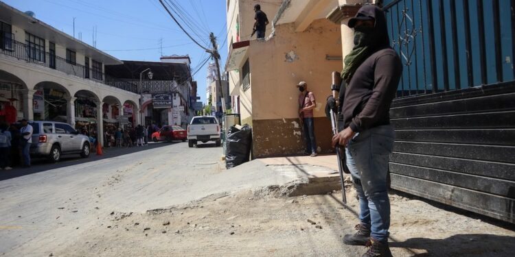 Policía comunitaria impuso ‘toque de queda’, ante inseguridad y acecho de La Familia Michoacana