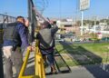 Ponen a salvo a hombre que estaba en la cima de puente en la 57