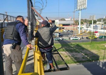 Ponen a salvo a hombre que estaba en la cima de puente en la 57