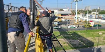 Ponen a salvo a hombre que estaba en la cima de puente en la 57