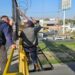 Ponen a salvo a hombre que estaba en la cima de puente en la 57