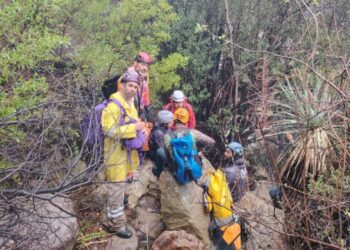 Rescatan a tres senderistas atrapados en sierra de San Miguelito
